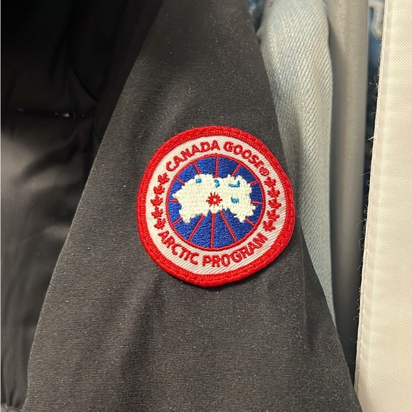 Canada goose jacket - Picture 3 of 10